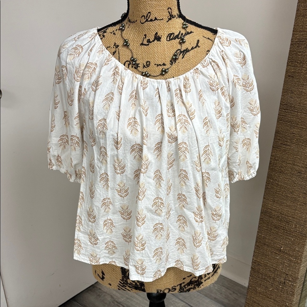 Old Navy White and Tan Wheat Pattern Cropped Peasant Blouse